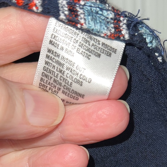 Crown & Ivy Navy Embroidered Off-Shoulder Peasant Top Sz 1X - Picture 4 of 7